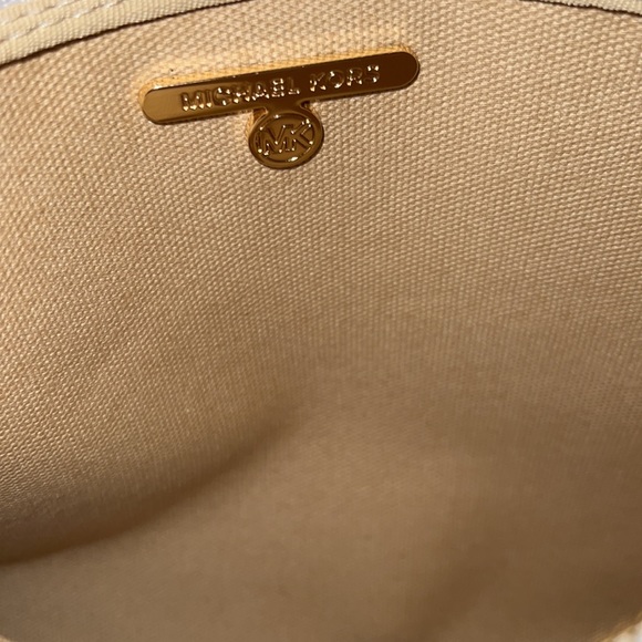 Like new Excellent condition no stains - Picture 5 of 5